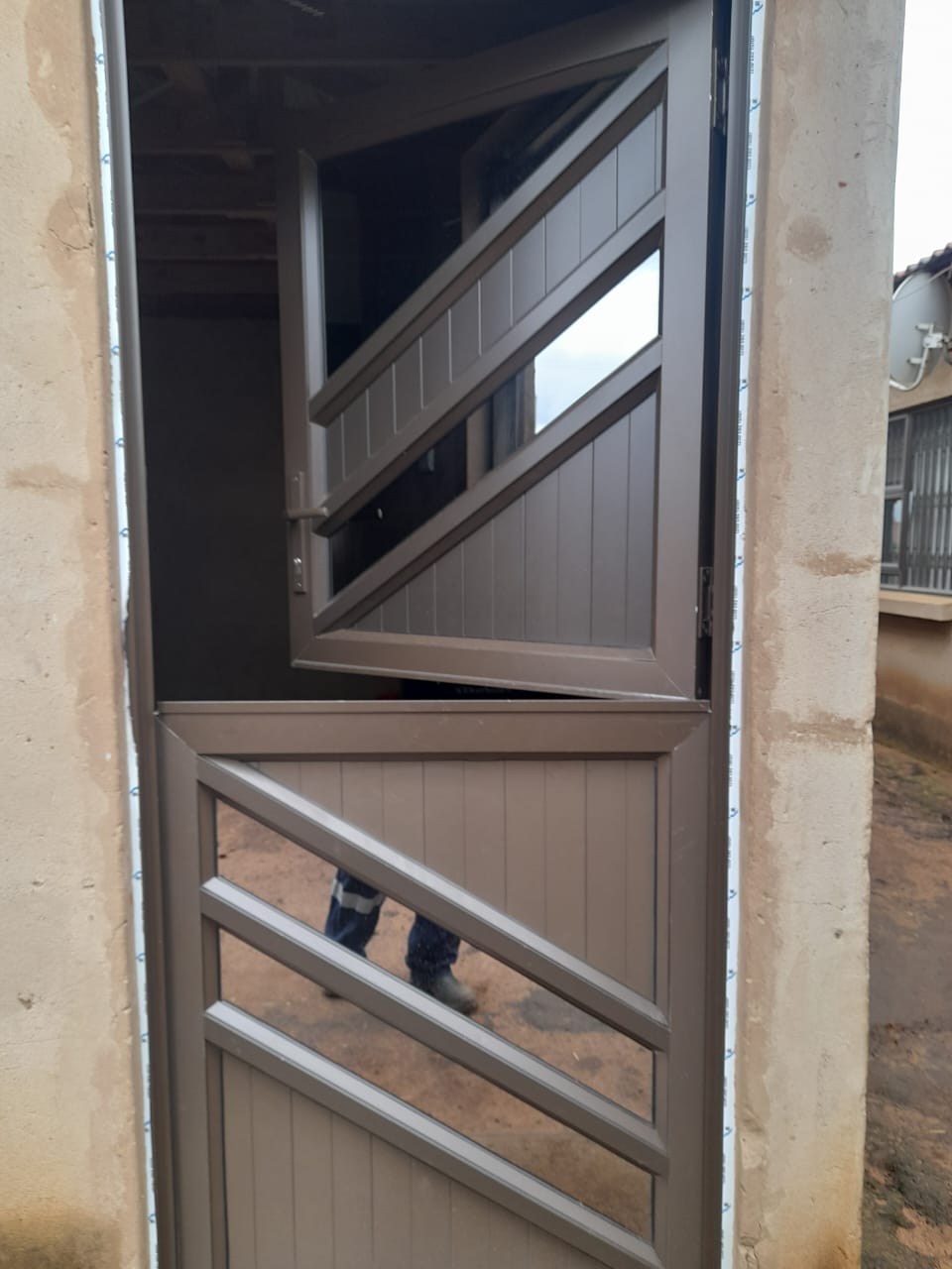 Diagonal pattern stable door