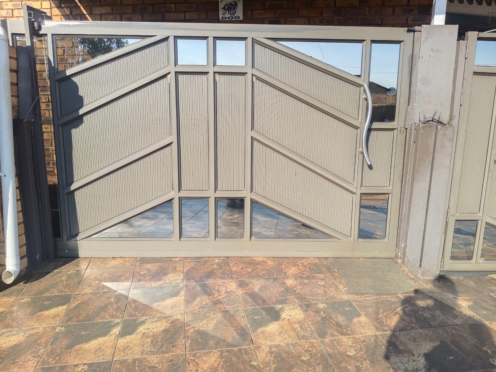 Custom geometric sliding gate
