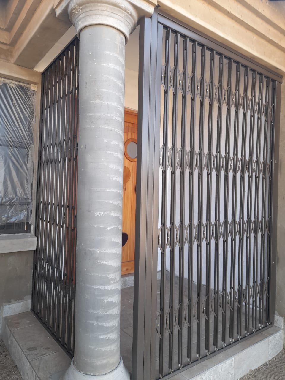 Expandable trellis security door