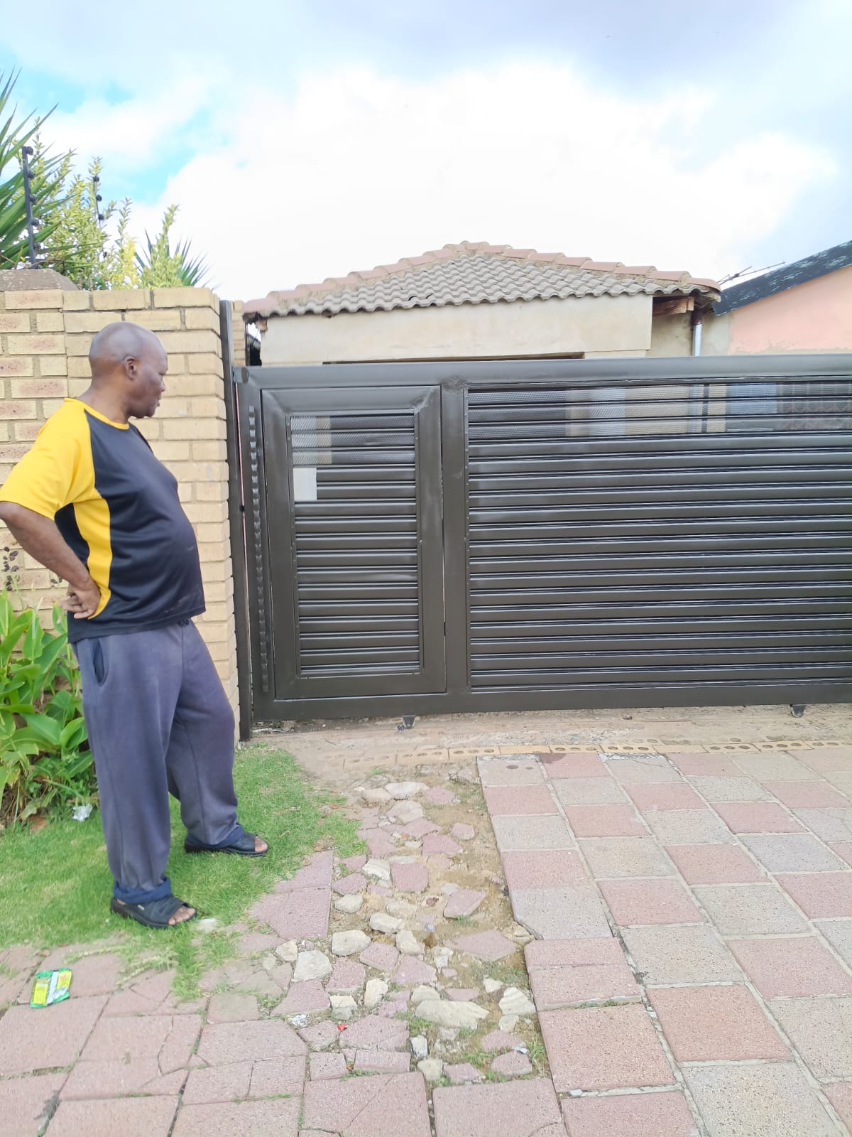 Louvre-style driveway sliding gate